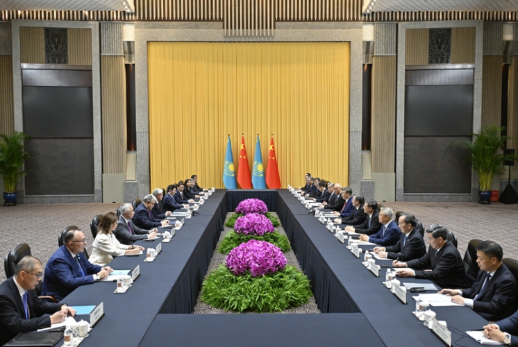 习近平会见哈萨克斯坦总统托卡耶夫(图1)